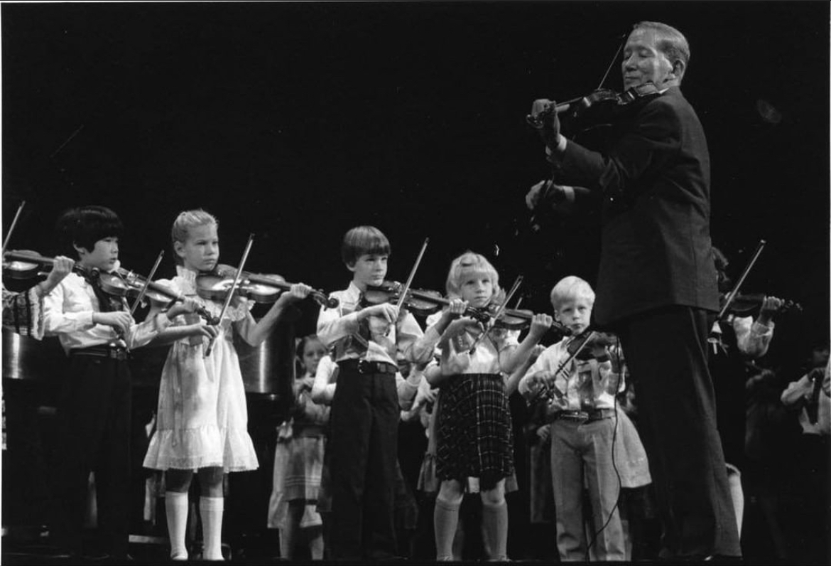 Imagen del Doctor Schinichi suzuki con sus alumnos